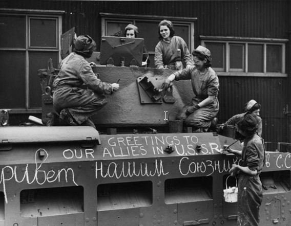 Показательная фотография времен войны, когда в Великобритании все советское было очень модным и популярным, так что работницы с искренним удовольствием выводят на броне танка «Матильда» русские слова: «Привет нашим союзникам!»