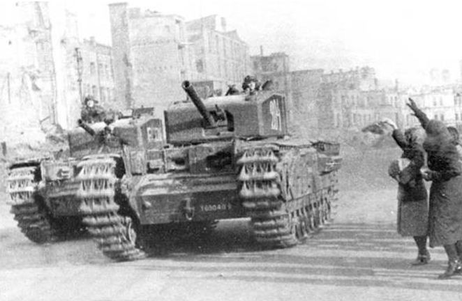 Два «Черчилля III» (204 и G-01) 48-го полка тяжелых танков,Киев, ноябрь 1943 года