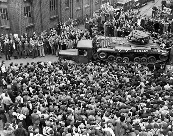 Фотография сделана 22 сентября 1941 года, когда на танковом заводе «Birmingham Railway Carriage and Wagon Co.» состоялся торжественный митинг, на который был приглашен советский посол Иван Майский.Отправка танка «Валентайн» (Valentine) в СССР по программе ленд-лиза. Танк с надписью «Stalin» перевозится на грузовике с завода в порт.