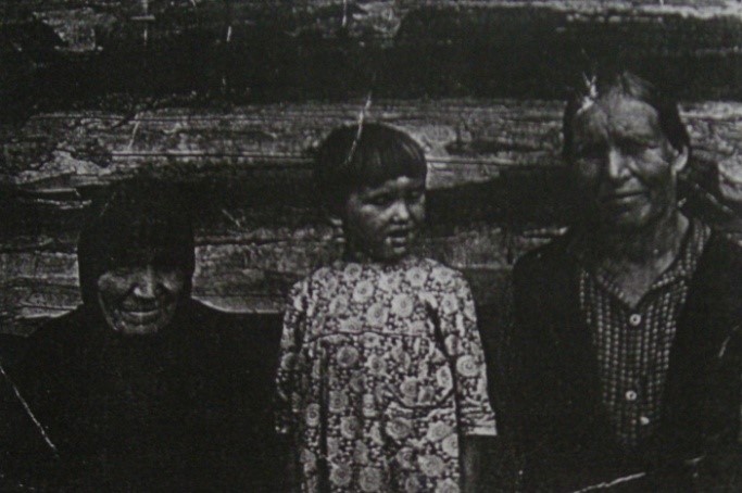 Пелагея, сосланная монахиня (слева), Татьяна Петровна Андреева, Башурова Елена Васильевна (справа)