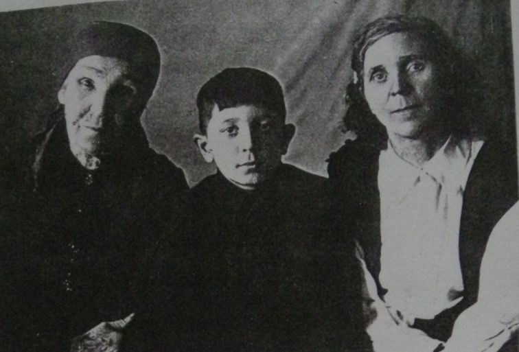 Хавронья Егоровна Мелединская (слева)