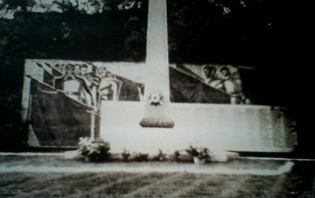 Памятник «Павшим работникам завода», находится на территории авиазавода