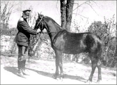 А.Е. Снесарев с жеребенком Ужок, названным так в честь взятия его подразделением перевала Ужок. 1916 год